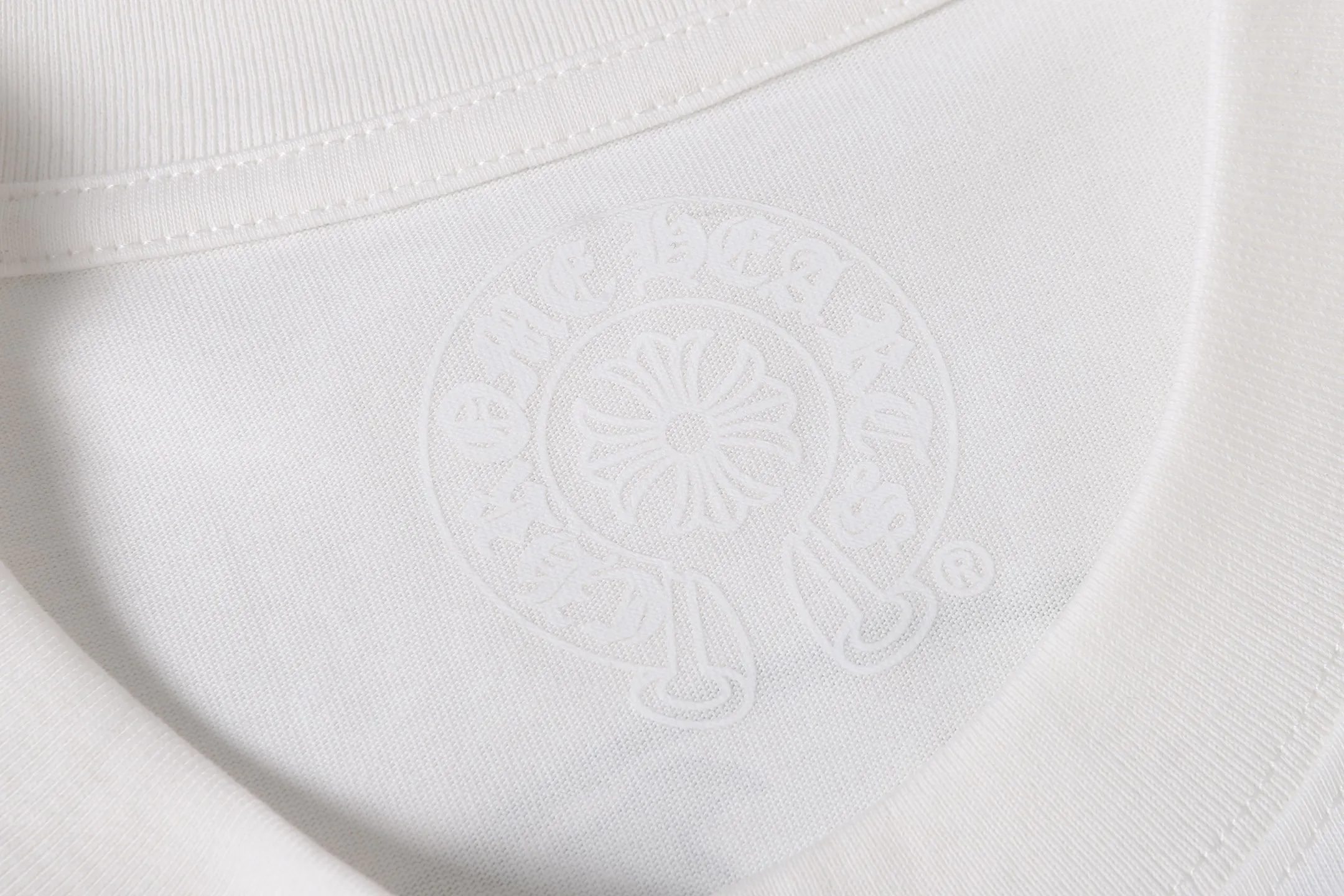 P150 Cross-border running quantity model, please do not place an order if you are pursuing quality - Chrome Hearts/Chrome Hearts colorful horseshoe printed short-sleeved T-shirt - High weight, high density and high quality. The wool is soft, delicate and skin-friendly. It feels soft and silky. It has excellent warmth and skin-friendly properties. - Custom-woven and custom-dyed, no color difference, regardless of fabric or workmanship details. Comparing with the ordinary version on the market -Colour: black white -Size: S M L XL